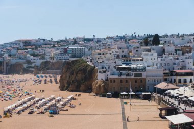 Portekiz algarve kasaba albufeira ve sandy şehir plajlar yaşlılar güneşlenmek ve denize yakın dinlenme. Yaz saati