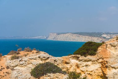 Yaz tatili kayalıklarla denizler ile kumsalda mağaralar deniz manzarası görünümünde kayaların üzerinde harcama. Yaz saati