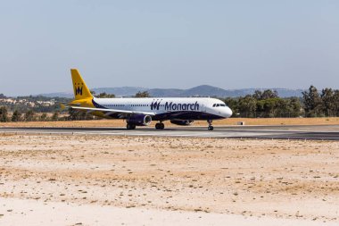 Faro, Portekiz - Haziran 18, 2017: Monarch uçuşlar uçak kalkış Faro Uluslararası Havaalanı'ndan. Hükümdar bir İngiliz havayolu şirketidir. 