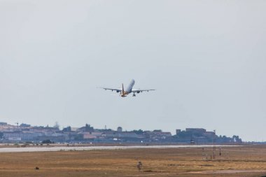 Faro, Portekiz - Haziran 18, 2017: Monarch uçuşlar uçak kalkış Faro Uluslararası Havaalanı'ndan. Hükümdar bir İngiliz havayolu şirketidir. 
