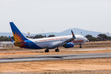 Faro, Portekiz - Haziran 18, 2017: Faro Uluslararası Havaalanı üzerinde açılış Jet2holidays uçuşlar uçak. 