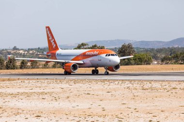 Faro, Portekiz - Haziran 18, 2017: easyjet uçuşlar uçak kalkış Faro Uluslararası Havaalanı'na. 