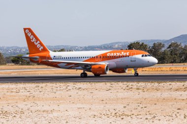 Faro, Portekiz - Haziran 18, 2017: easyjet uçuşlar uçak kalkış Faro Uluslararası Havaalanı'na. 