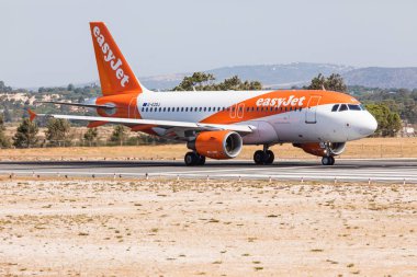 Faro, Portekiz - Haziran 18, 2017: easyjet uçuşlar uçak kalkış Faro Uluslararası Havaalanı'na. 