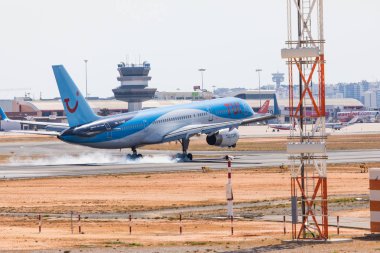 Faro, Portekiz - Haziran 18, 2017: Faro Uluslararası Havaalanı üzerinde açılış TUI uçuşlar uçak. 