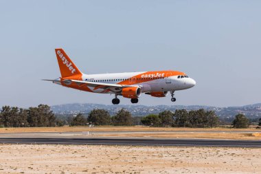 Faro, Portekiz - Haziran 18, 2017: Faro Uluslararası Havaalanı üzerinde açılış easyjet uçuşlar uçak. 