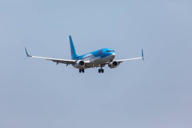 Faro, Portekiz - Haziran 18, 2017: Faro Uluslararası Havaalanı üzerinde açılış TUI uçuşlar uçak. 