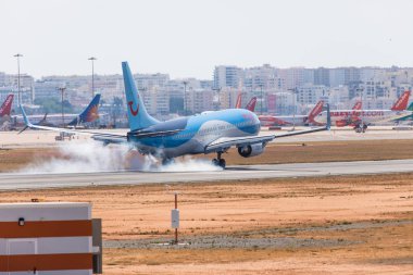 Faro, Portekiz - Haziran 18, 2017: Faro Uluslararası Havaalanı üzerinde açılış TUI uçuşlar uçak. 