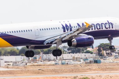 Faro, Portekiz - Haziran 18, 2017: Faro Uluslararası Havaalanı üzerinde açılış Monarch uçuşlar uçak. Hükümdar bir İngiliz havayolu şirketidir. 