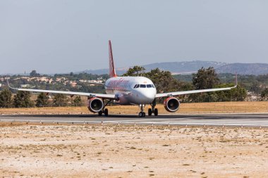 Faro, Portekiz - Haziran 18, 2017: easyjet uçuşlar uçak kalkış Faro Uluslararası Havaalanı'na. 