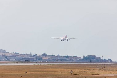 Faro, Portekiz - Haziran 18, 2017: easyjet uçuşlar uçak kalkış Faro Uluslararası Havaalanı'na. 