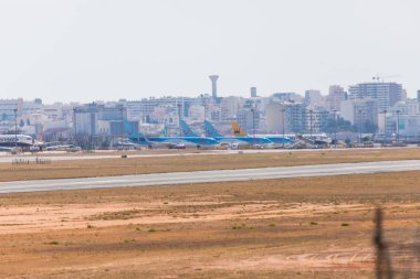 Faro, Portekiz - Haziran 18, 2017: Faro pist ve uçak airparking