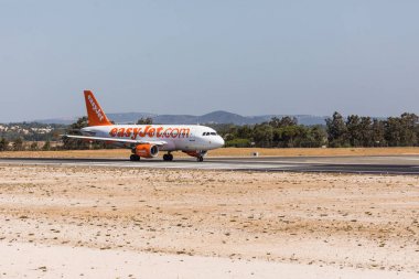 Faro, Portekiz - Haziran 18, 2017: easyjet uçuşlar uçak kalkış Faro Uluslararası Havaalanı'na. 