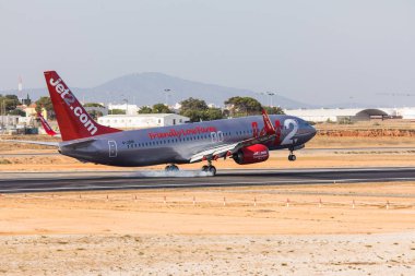 Faro, Portekiz - Haziran 18, 2017: Faro Uluslararası Havaalanı üzerinde açılış Jet2 uçuşlar uçak. 