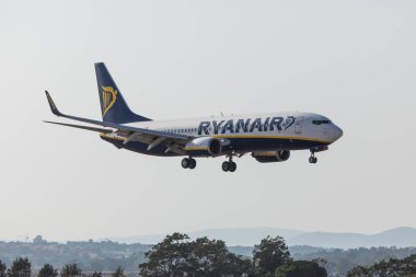 Faro, Portekiz - Haziran 18, 2017: Faro Uluslararası Havaalanı üzerinde açılış Ryanair uçuşlar uçak. 