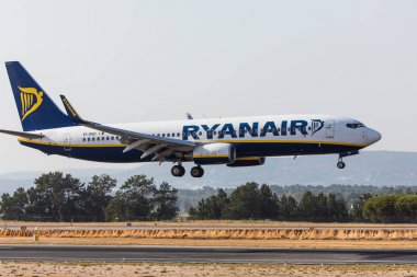Faro, Portekiz - Haziran 18, 2017: Faro Uluslararası Havaalanı üzerinde açılış Ryanair uçuşlar uçak. 