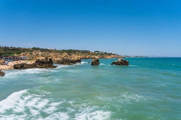 Una vista de una maravillosa playa de arena portugal. Hora de verano — Foto de Stock