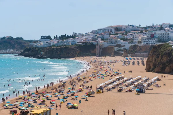 Portugal algarve casco antiguo albufeira y playas de la ciudad de arena la gente tomar el sol y descansar cerca del mar. Hora de verano — Foto de Stock