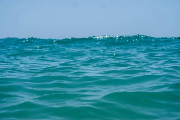Blue marin agua clara del océano con olas y cielo con nubes. tiro desde el agua . —  Fotos de Stock