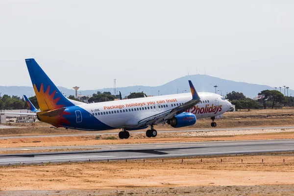Faro, Portekiz - Haziran 18, 2017: Faro Uluslararası Havaalanı üzerinde açılış Jet2holidays uçuşlar uçak. 