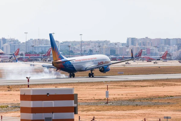 Faro, Portekiz - Haziran 18, 2017: Faro Uluslararası Havaalanı üzerinde açılış Jet2holidays uçuşlar uçak. 