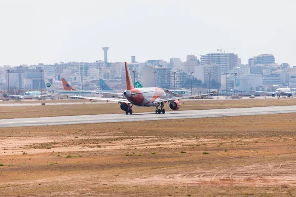 Faro, Portekiz - Haziran 18, 2017: easyjet uçuşlar uçak kalkış Faro Uluslararası Havaalanı'na. 