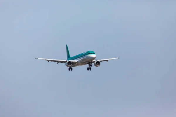 Faro, Portugalia - 18 czerwca 2017: Aer Lingus loty samolotu do lądowania na lotnisko Faro. — Zdjęcie stockowe