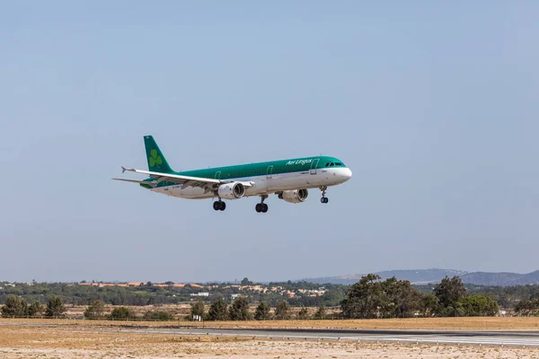 FARO, PORTUGAL - 18 de junio de 2017: Aer Lingus Vuelos avión aterrizaje en el Aeropuerto Internacional de Faro . — Foto de Stock