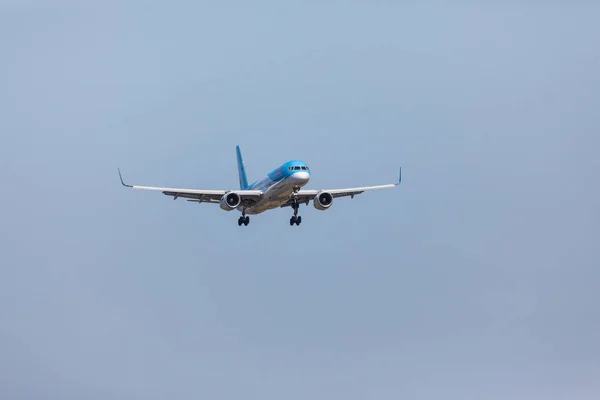 Faro, portugal - 18. juni 2017: tui flights flugzeug landet auf dem internationalen flughafen faro. — Stockfoto