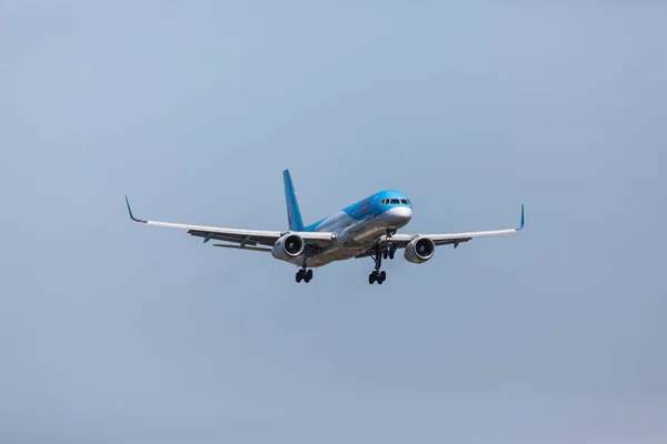 FARO, PORTUGAL - 18 de junio de 2017: Tui Vuelos avión aterrizaje en el Aeropuerto Internacional de Faro . — Foto de Stock