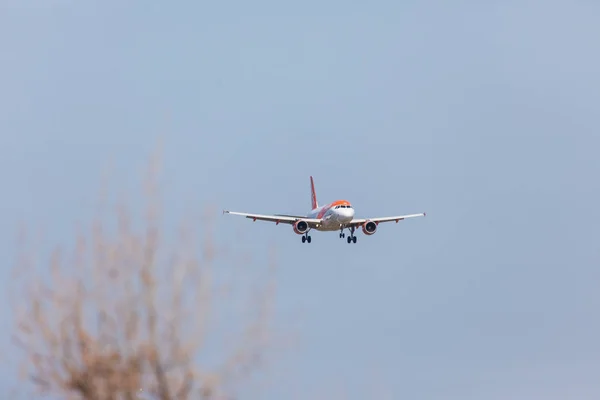 Faro, portugal - 18. juni 2017: easyjet flüge flugzeug landet auf dem internationalen flughafen faro. — Stockfoto