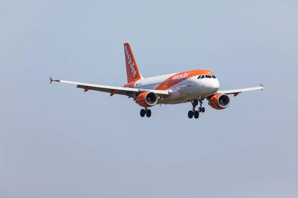 FARO, PORTUGAL - 18 de junio de 2017: easyJet Vuelos avión aterrizaje en el Aeropuerto Internacional de Faro . — Foto de Stock
