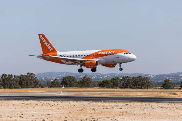 Faro, Portugalia - 18 czerwca 2017: easyjet loty samolotu do lądowania na lotnisko Faro. — Zdjęcie stockowe