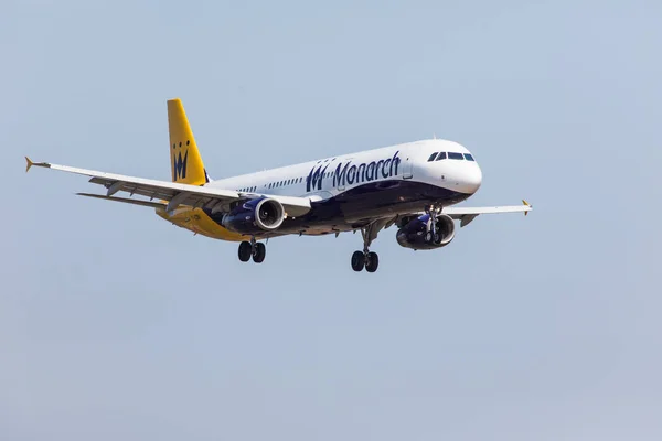 FARO, PORTUGAL - 18 de junio de 2017: Avión de vuelos de Monarh aterrizando en el Aeropuerto Internacional de Faro . — Foto de Stock