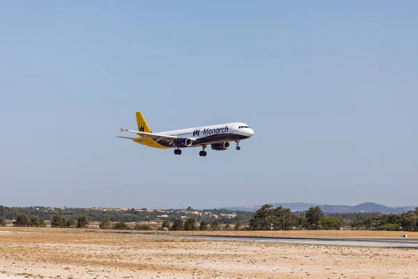 FARO, PORTUGAL - 18 de junio de 2017: Avión de vuelos de Monarh aterrizando en el Aeropuerto Internacional de Faro . — Foto de Stock