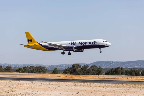 Faro, Portugalia - 18 czerwca 2017: Monarh loty samolotu do lądowania na lotnisko Faro. — Zdjęcie stockowe
