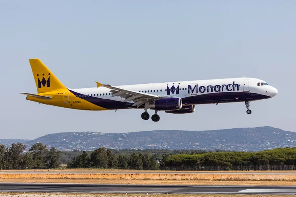 FARO, PORTUGAL - 18 de junio de 2017: Avión de Monarch Flights aterrizando en el Aeropuerto Internacional de Faro. Monarch es una aerolínea británica . — Foto de Stock