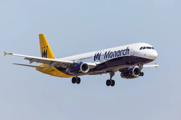 FARO, PORTUGAL - 18 de junio de 2017: Avión de Monarch Flights aterrizando en el Aeropuerto Internacional de Faro. Monarch es una aerolínea británica . — Foto de Stock