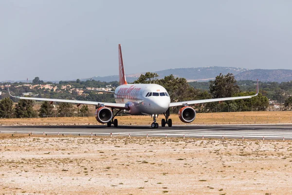 Faro, Portugalia - 18 czerwca 2017: easyjet loty samolotu odejście od międzynarodowego lotniska w Faro. — Zdjęcie stockowe