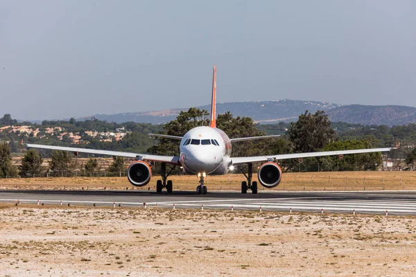 Faro, Portugalia - 18 czerwca 2017: easyjet loty samolotu odejście od międzynarodowego lotniska w Faro. — Zdjęcie stockowe