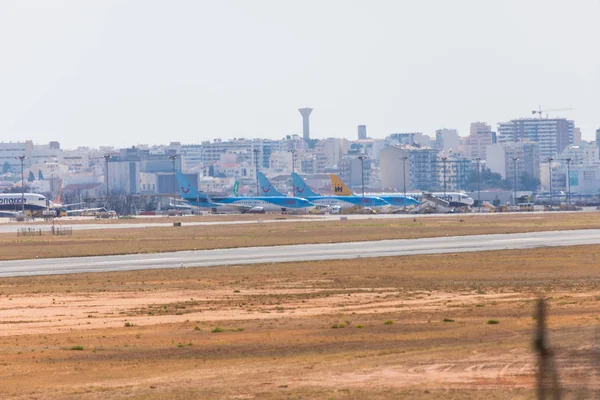 Faro, Portekiz - Haziran 18, 2017: Faro pist ve uçak airparking