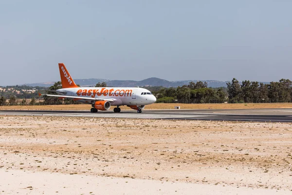 FARO, PORTUGAL - 18 de junio de 2017: Salida del avión de easyJet Flights desde el Aeropuerto Internacional de Faro . — Foto de Stock