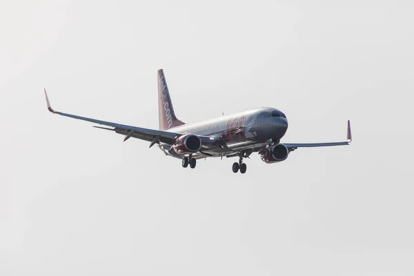 Faro, portugal - 18. juni 2017: jet2 flüge flugzeug landet auf dem internationalen flughafen faro. — Stockfoto