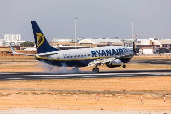 FARO, PORTUGAL - 18 de junio de 2017: Ryanair Vuelos avión aterrizaje en el Aeropuerto Internacional de Faro . — Foto de Stock