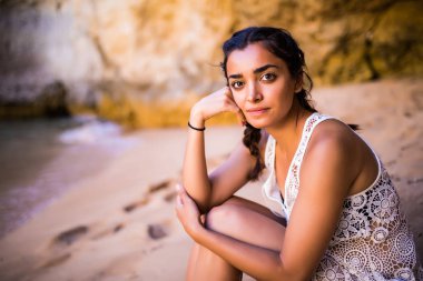 Potrait maxican kız altın kum Beach yakınındaki kayaların üzerinde oturan ve ocean adlı arıyorum. Yaz meslek