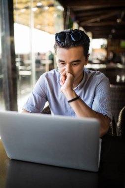 Asya genç iş adamı ile laptop city café'de çalışma