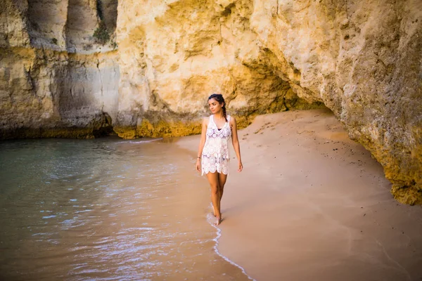 Jovem mulher latina turista andando ao longo da bela areia dourada c — Fotografia de Stock