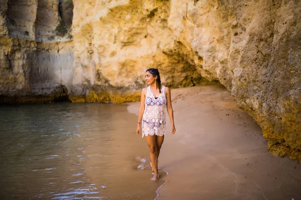 Beutiful latin mexicana menina turista andando na praia com pedras — Fotografia de Stock