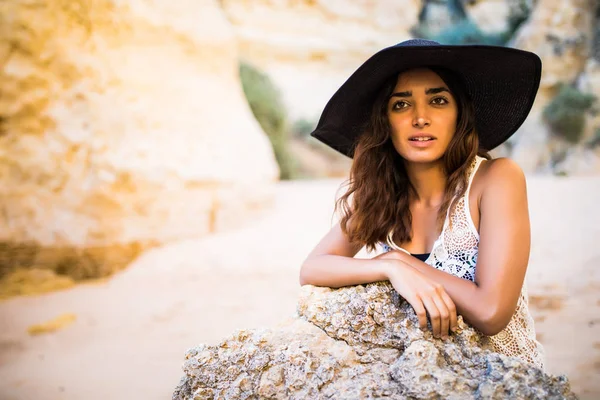 Retrato de beleza latina mexicana mulher na praia perto de rock relaxe — Fotografia de Stock
