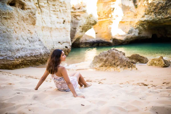 Латинские женщины наслаждаются летним пляжным временем рядом с океаническими пещерами — стоковое фото